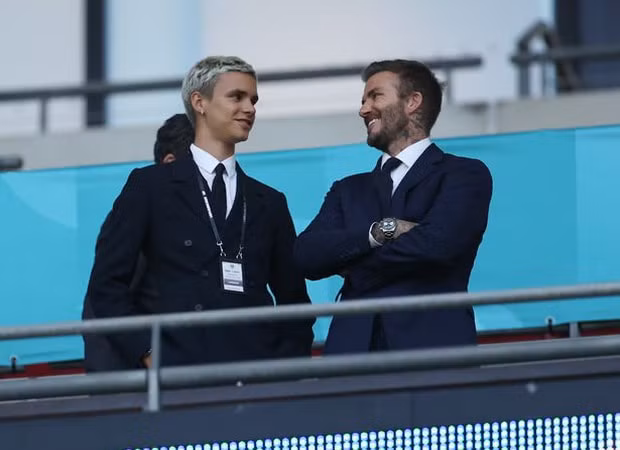 romeo beckham chinh thuc debut tren san co noi nghiep nguoi cha david beckham hinh 2