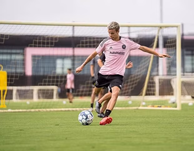 romeo beckham chinh thuc debut tren san co noi nghiep nguoi cha david beckham hinh 3