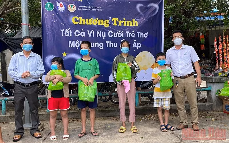 hoi nha bao phu yen trao qua cho 150 em co hoan canh kho khan hinh 1