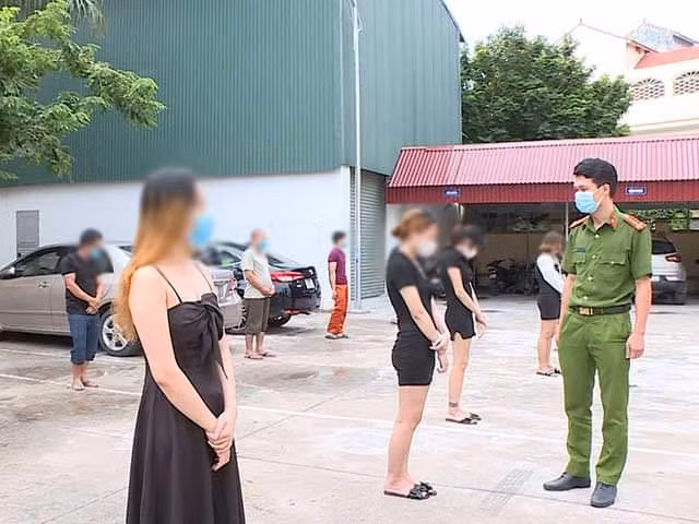 hung yen 14 nam thanh nien tu tap trong quan karaoke giua mua dich bi phat nang hinh 1