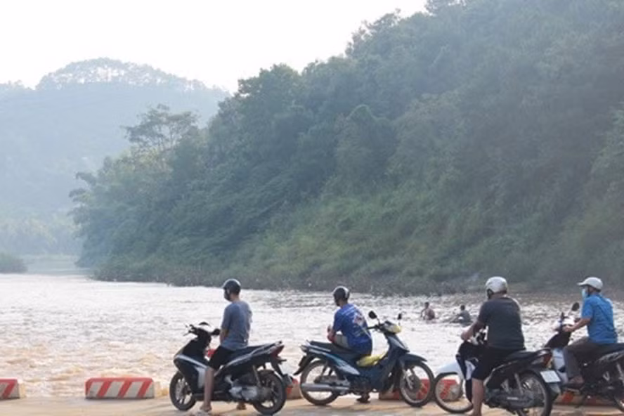 lang son nam thanh nien roi xuong song tu vong sau tai nan giao thong hinh 1