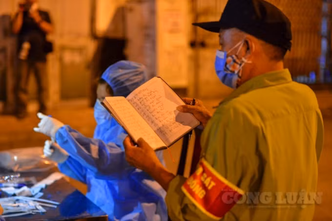 ha noi tiep tuc xuat hien f0 lay mau xet nghiem ngay trong dem cho khoang 5000 nguoi dan hinh 9