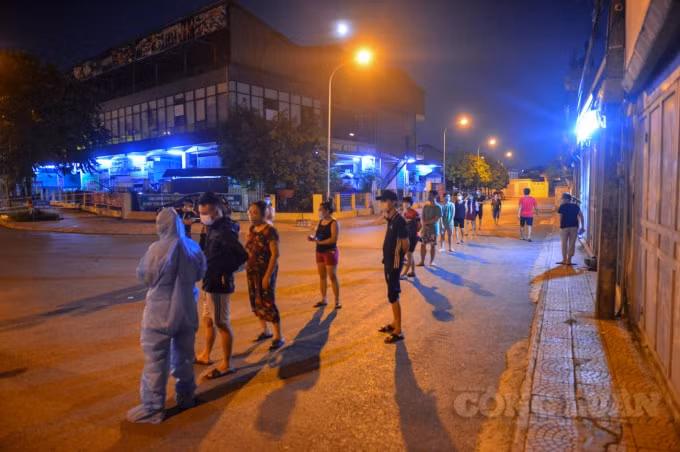 ha noi tiep tuc xuat hien f0 lay mau xet nghiem ngay trong dem cho khoang 5000 nguoi dan hinh 4
