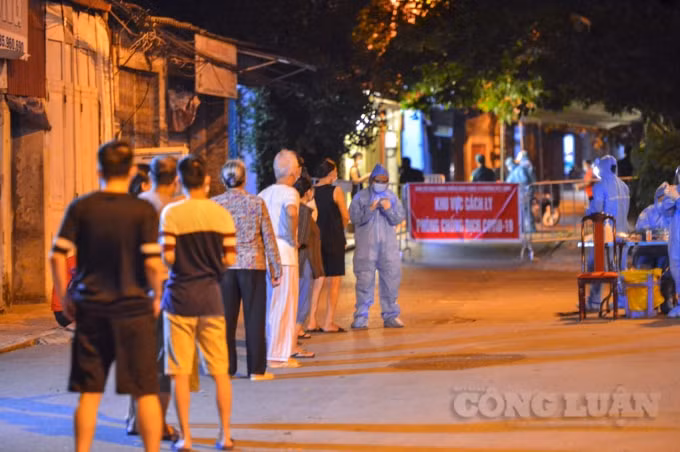 ha noi tiep tuc xuat hien f0 lay mau xet nghiem ngay trong dem cho khoang 5000 nguoi dan hinh 2