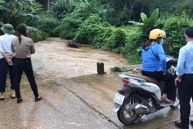 yen bai hai chi em qua dap tran bi lu cuon mot nguoi tu vong hinh 1