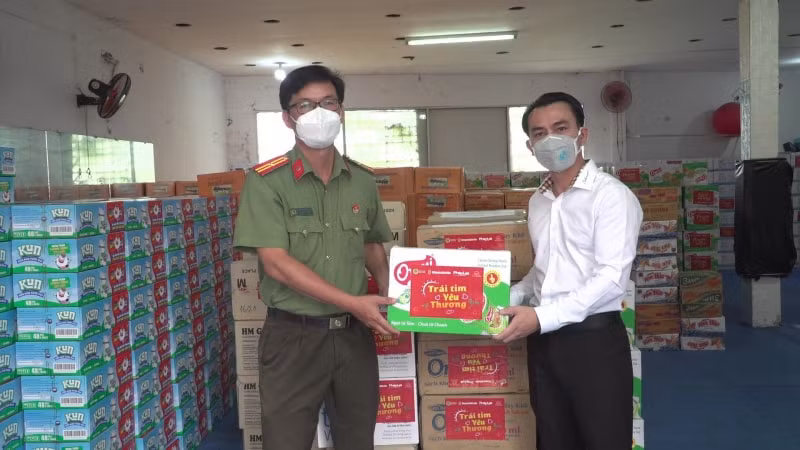 bao phap luat viet nam tang qua cho cac chot kiem soat dich va ba con gap kho khan tai tphcm va binh duong hinh 1