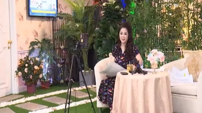 lien tuc duoc ba nguyen phuong hang nhac den tam khoa bao co la gi hinh 1