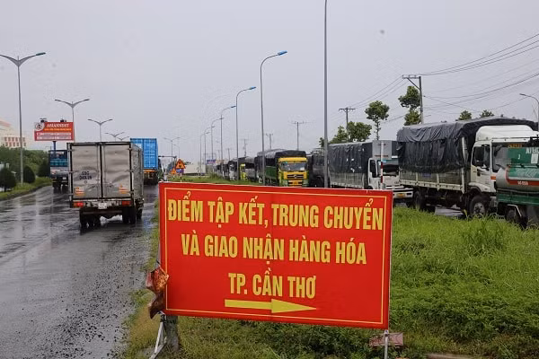 Một số địa phương ban hành những văn bản cục bộ gây khó khăn cho hoạt động vận tải, dẫn đến ùn tắc giao thông, ùn ứ hàng hóa từ nơi sản xuất tới nơi tiêu thụ. Ảnh minh họa