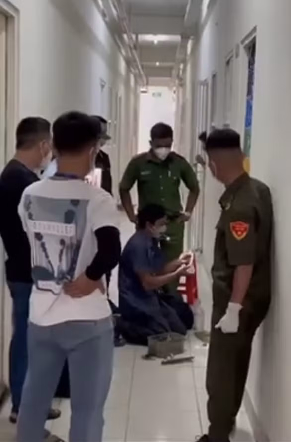 xon xao viec can bo phuong o binh duong pha khoa can ho cuong che mot phu nu di xet nghiem covid 19 hinh 1