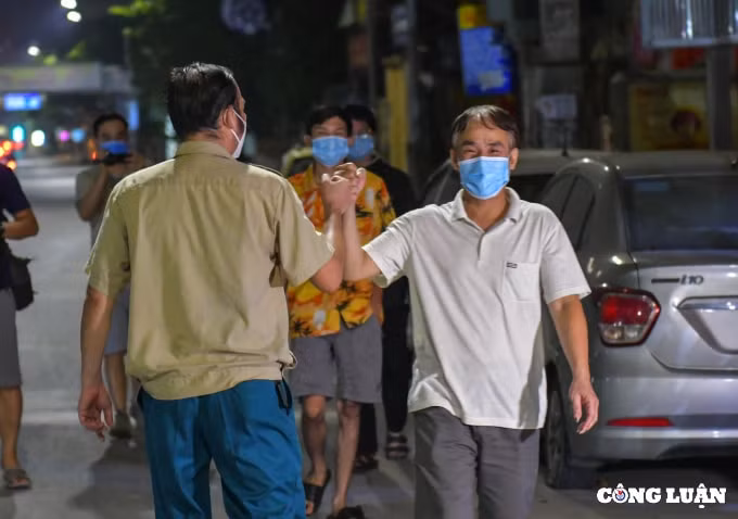 do rao chan cach ly sau hon mot thang phong toa nguoi dan vo oa niem vui khi duoc tro ve nha hinh 10