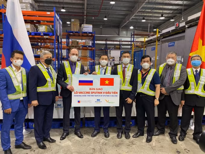 viet nam tiep nhan lo vac xin sputnik v dau tien sau chuyen tham lb nga cua bo truong ngoai giao bui thanh son hinh 1