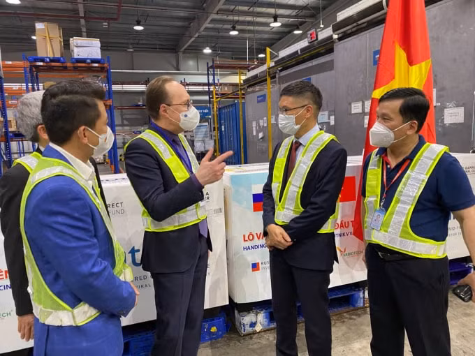 viet nam tiep nhan lo vac xin sputnik v dau tien sau chuyen tham lb nga cua bo truong ngoai giao bui thanh son hinh 2