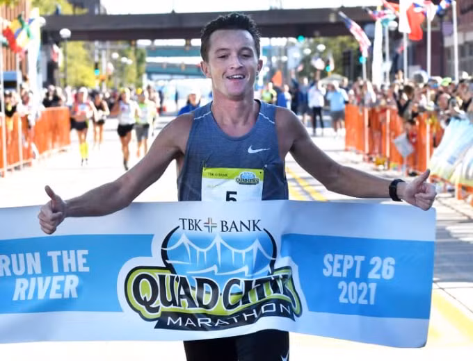 vdv vo danh may man dang quang giai marathon vi doi thu chay nham duong hinh 1