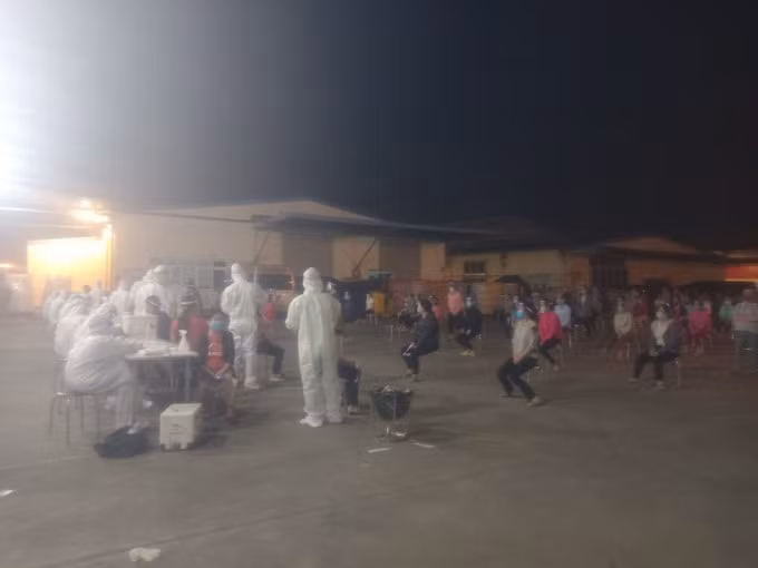 ha nam hoan thanh lay mau xet nghiem covid 19 toan bo tp phu ly trong dem 21 9 hinh 1