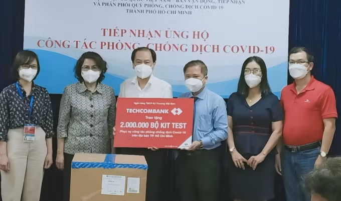 techcombank trao tang 2 trieu bo kit test covid 19 cho tp ho chi minh hinh 1