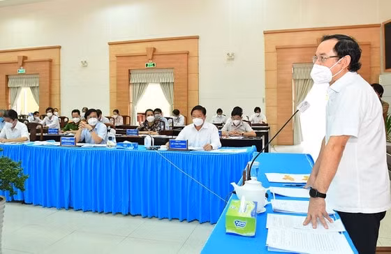 bi thu nguyen van nen vaccine la yeu to quyet dinh detp hcm mo dan canh cua gian cach hinh 1