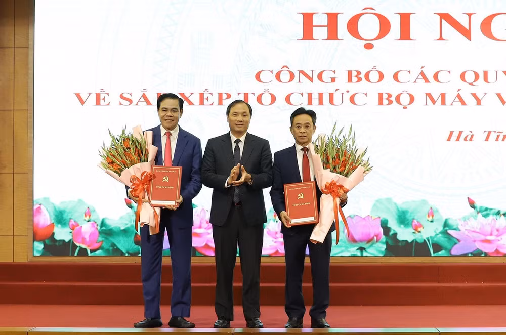 ha tinh cong bo quyet dinh ve to chuc bo may va can bo hinh 1