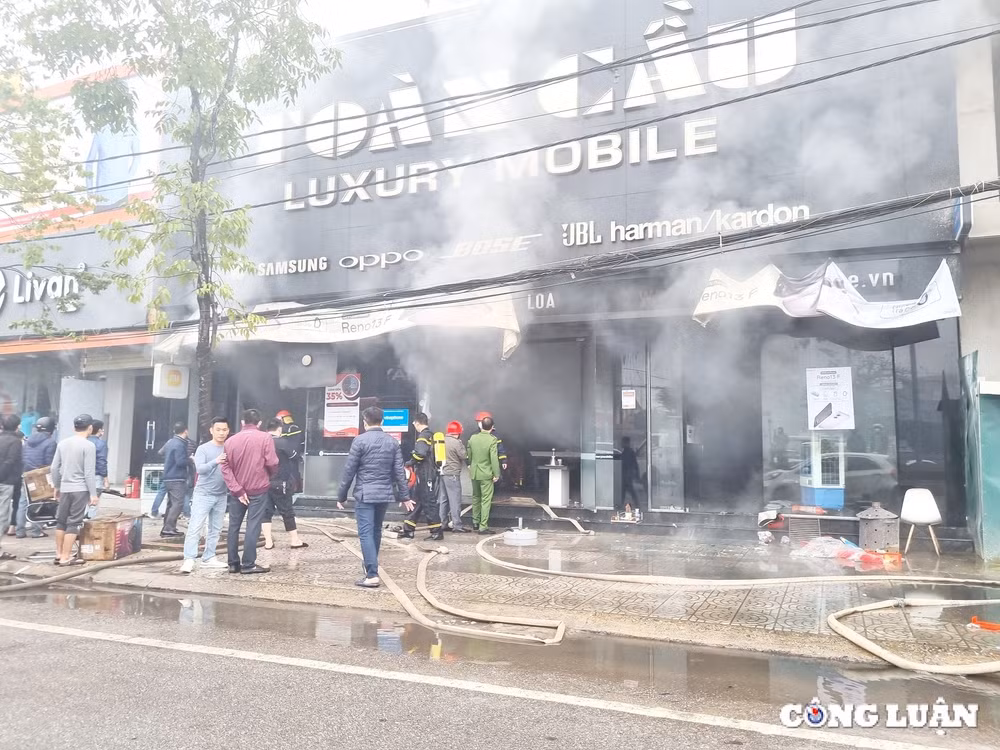 chay lon tai cua hang toan cau luxury mobile o quang binh thiet hai hang ty dong hinh 1