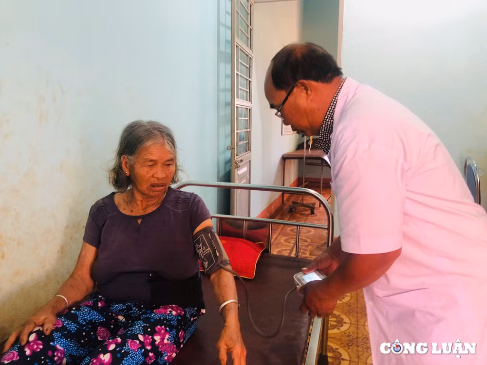 gia lai bac si cua buon lang chong hu tuc cuu song nhieu dua tre roi nhan nuoi hinh 4
