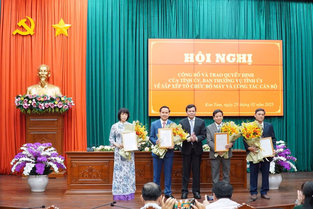 trao quyet dinh nghi huu cho 17 can bo thuoc dien ban thuong vu tinh uy kon tum hinh 3