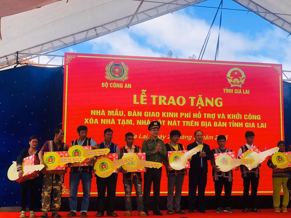 thu truong bo cong an trao 231 ty dong cho tinh gia lai xoa nha tam dot nat hinh 2