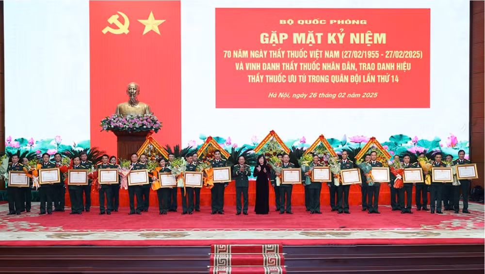 cac the he thay thuoc quan y luon xung voi niem tin yeu cua dang nha nuoc va nhan dan hinh 3