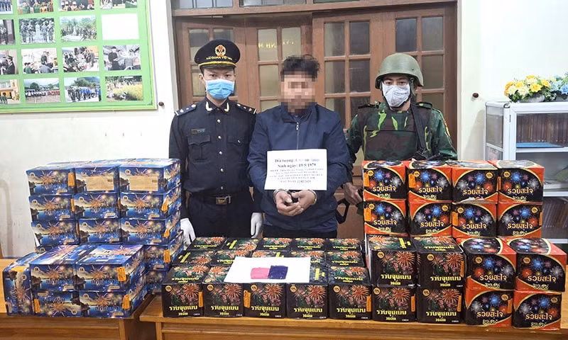 bat doi tuong mang ma tuy va phao no qua bien gioi hinh 1