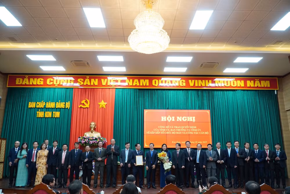 trao quyet dinh nghi huu cho 17 can bo thuoc dien ban thuong vu tinh uy kon tum hinh 2