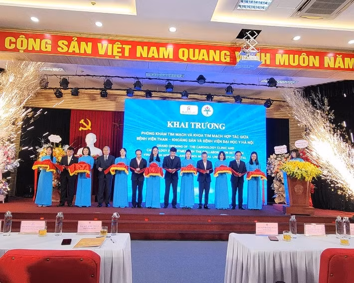 benh vien tkv va benh vien dai hoc y ha noi khai truong phong kham va khoa tim mach hinh 1