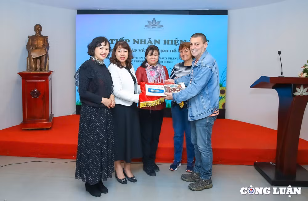 bao tang bao chi viet nam tiep nhan hien vat quy tu gia dinh ong jean marie jacquemin phap hinh 1
