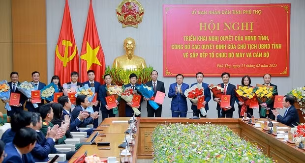 phu tho cong bo cac quyet dinh ve viec sap xep to chuc bo may va can bo hinh 4
