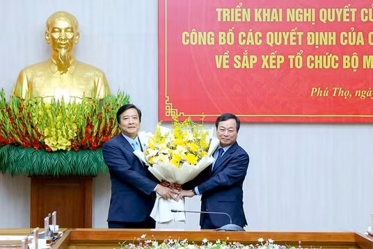 phu tho cong bo cac quyet dinh ve viec sap xep to chuc bo may va can bo hinh 2
