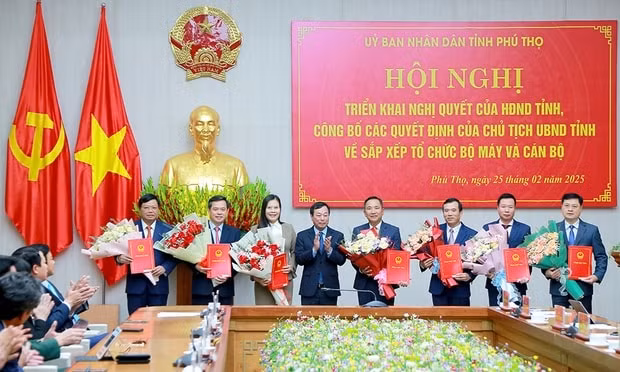 phu tho cong bo cac quyet dinh ve viec sap xep to chuc bo may va can bo hinh 3