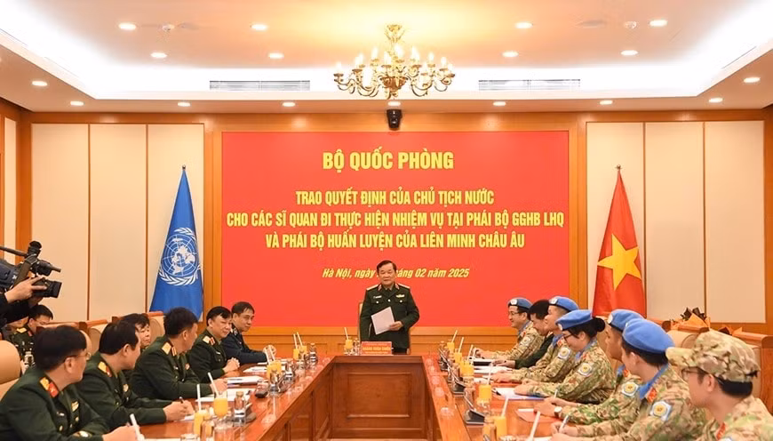 trao quyet dinh cua chu tich nuoc cho cac si quan len duong gin giu hoa binh hinh 1