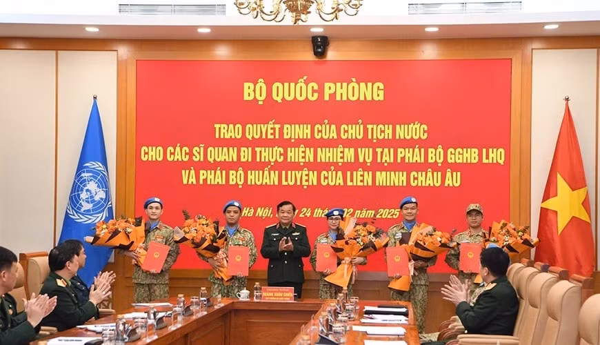 trao quyet dinh cua chu tich nuoc cho cac si quan len duong gin giu hoa binh hinh 3