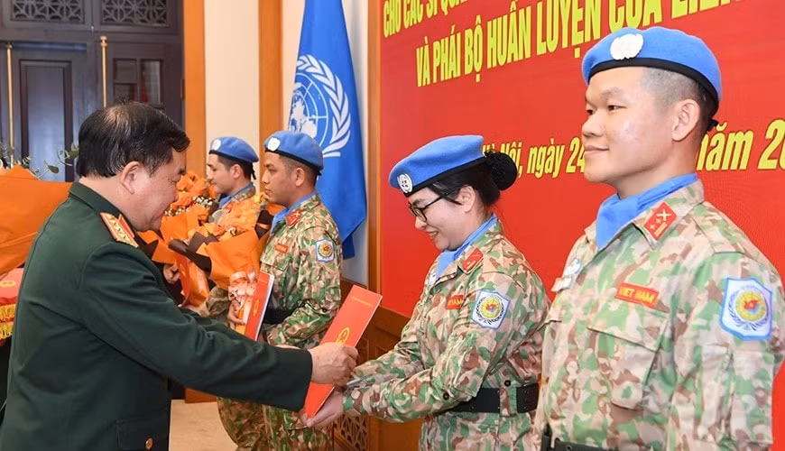 trao quyet dinh cua chu tich nuoc cho cac si quan len duong gin giu hoa binh hinh 2