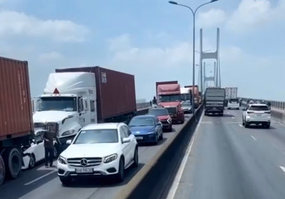 tp hcm tai nan lien hoan giua 5 xe tren cau phu my hinh 1