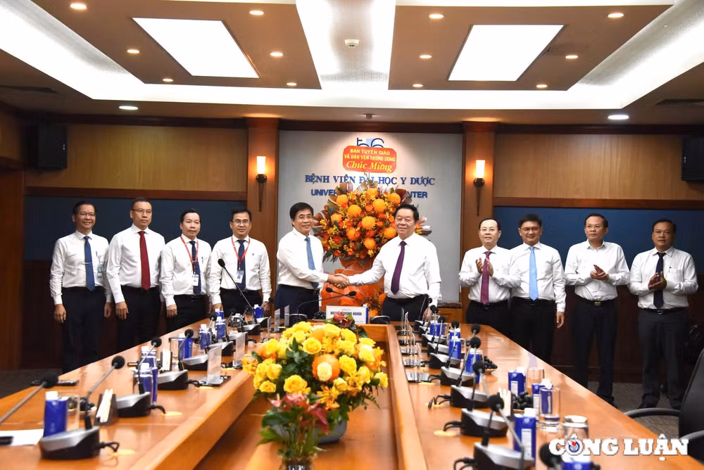 truong ban tuyen giao va dan van trung uong tham chuc mung cac co so y te phia nam hinh 3