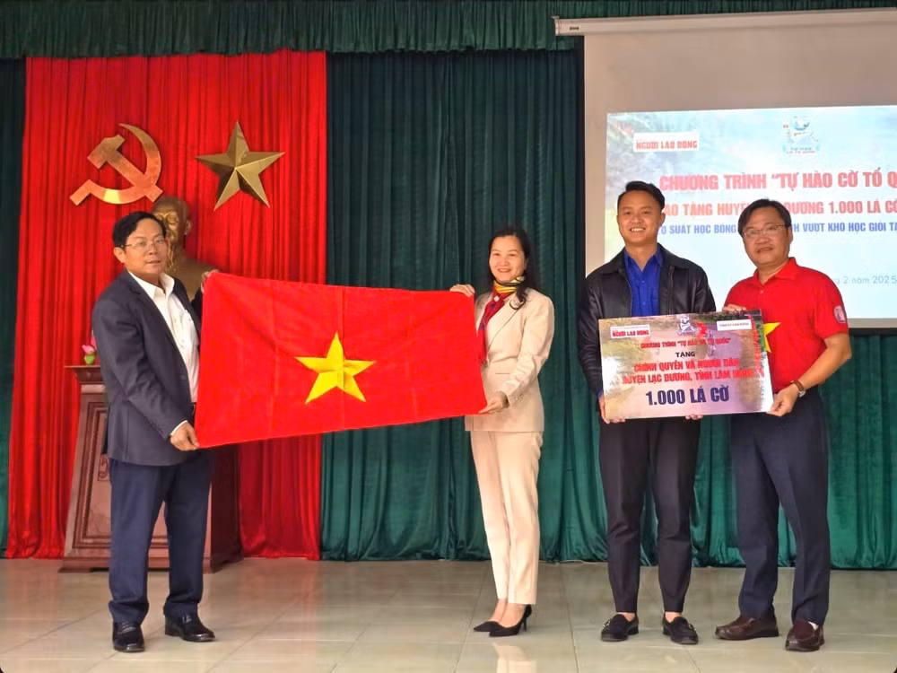 bao nguoi lao dong trao 1000 la co tu chuong trinh tu hao co to quoc den huyen lac duong hinh 1