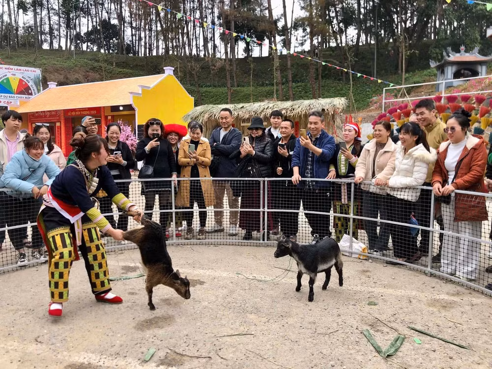 lao cai 2 thang dau nam don hon 2 trieu luot du khach hinh 1