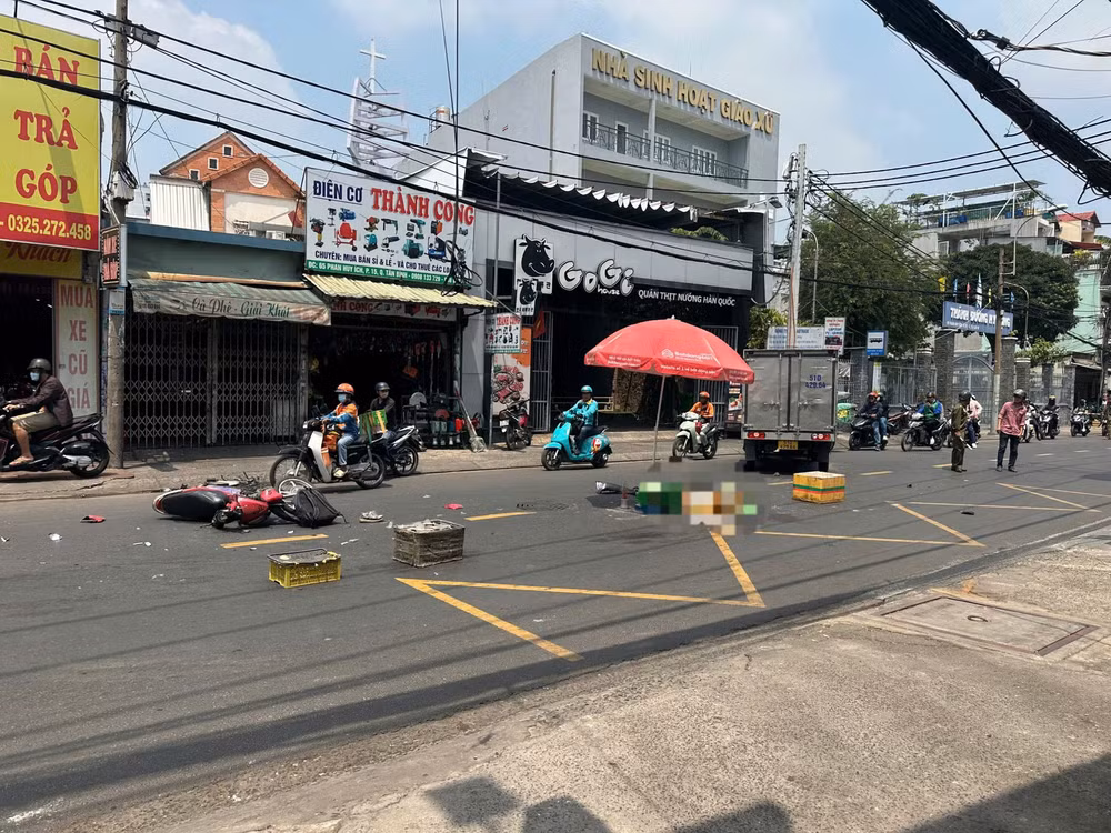 tp hcm va cham voi xe tai nguoi dan ong di xe may tu vong tai cho hinh 1