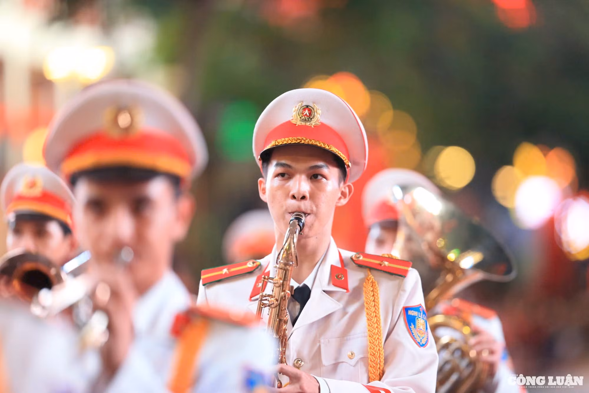 nguoi-dan-tphcm-thich-thu-xem-ky-binh-7.jpg