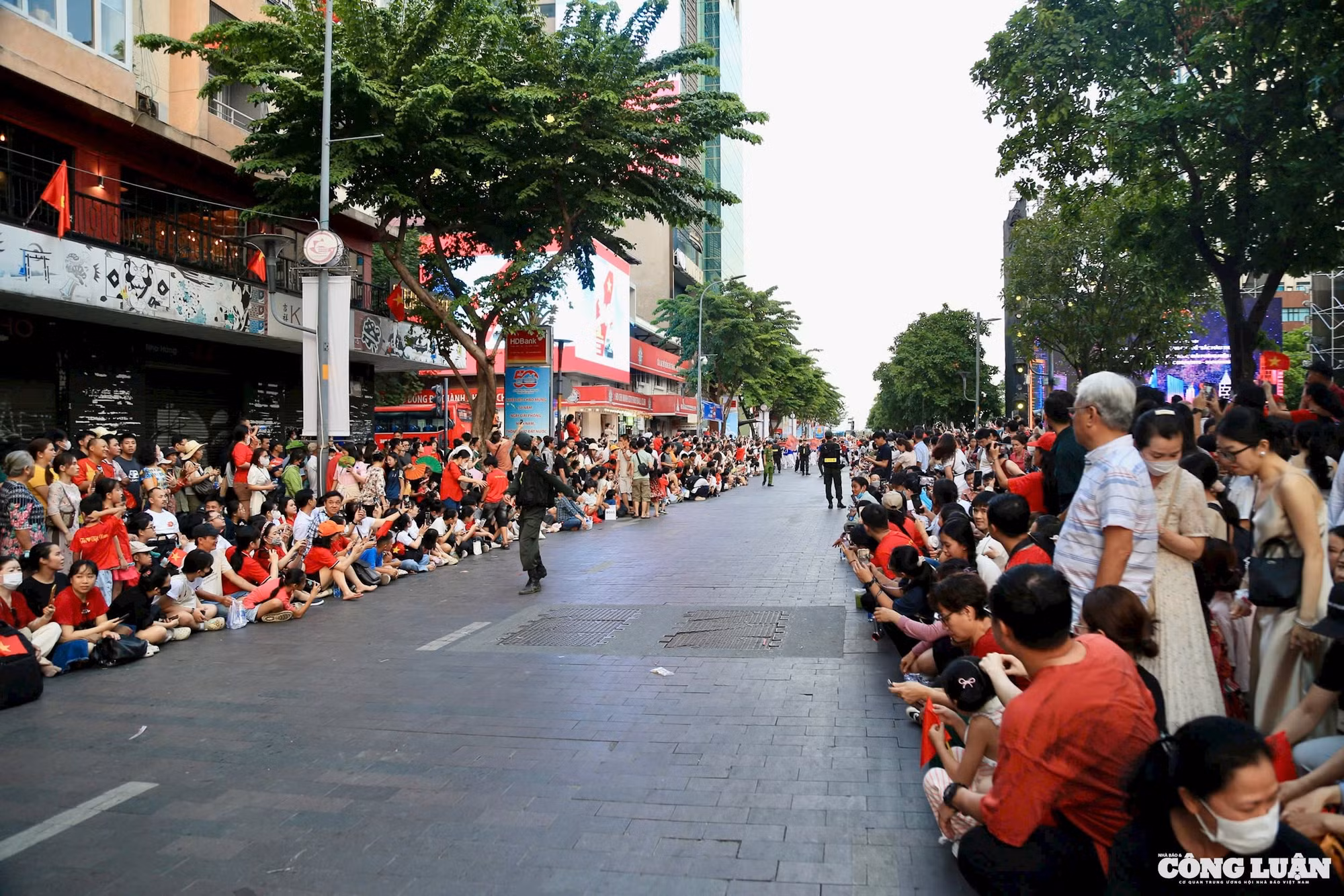 nguoi-dan-tphcm-thich-thu-xem-ky-binh-16.jpg