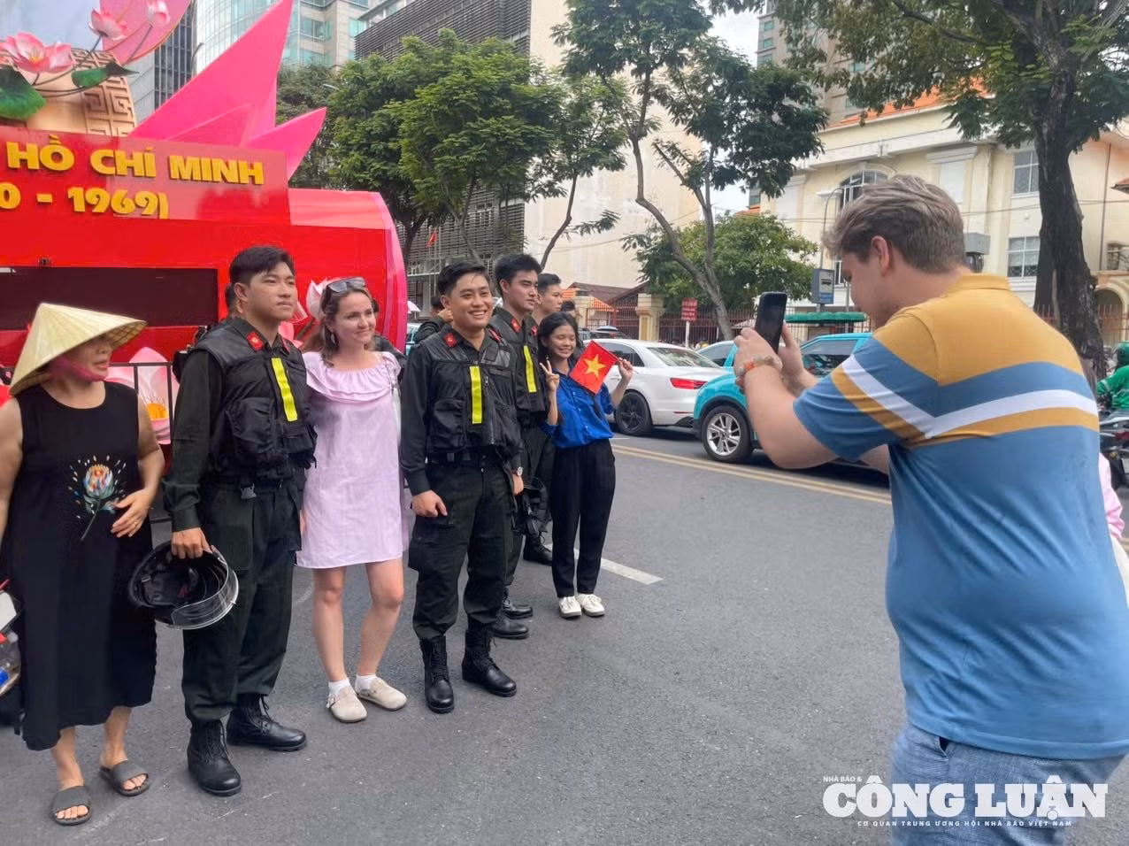 Nhiều du khách quốc tế tỏ ra ấn tượng trước quy mô của chương trình, cùng với sự mến khách của con người Việt Nam