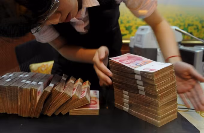 Cảnh sát thu giữ hàng tỷ nhân dân tệ trong quá trình triệt phá đường dây tín dụng đen này. Ảnh: Getty