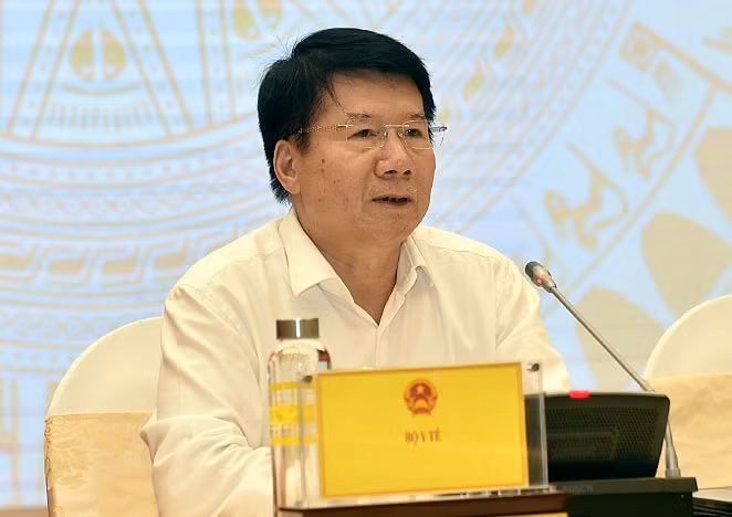 Thứ trưởng Bộ Y tế Trương Quốc Cường trả lời câu hỏi của phóng viên.