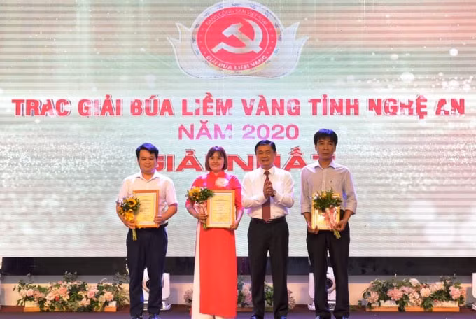 Bí thư Tỉnh ủy Nghệ An Thái Thanh Quý trao giải Nhất cho tác giả, đại diện nhóm tác giả. Ảnh: Thành Cường