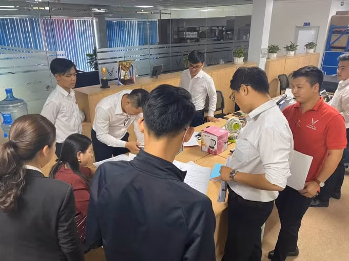 Các đại lý VinFast vẫn nườm nượp khách đến ký đặt cọc VF e34 sau một tuần mở bán.