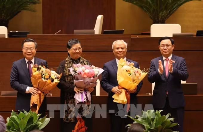 Chủ tịch Quốc hội Vương Đình Huệ tặng hoa và chúc mừng các&nbsp;đồng chí: Phùng Quốc Hiển, Tòng Thị Phóng và&nbsp;Uông Chu Lưu.