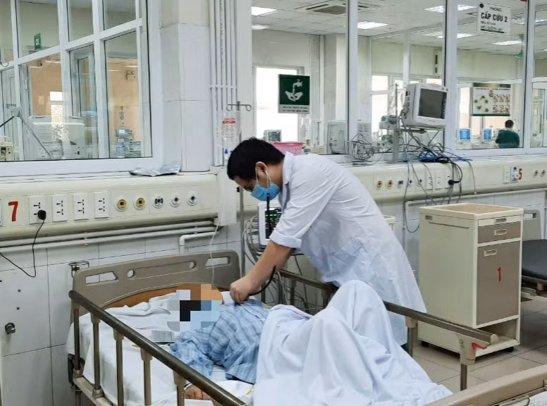 Bác sĩ Nam đang thăm khám cho bệnh nhân. Ảnh: suckhoedoisong.vn